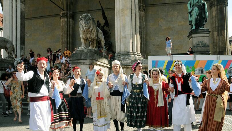 Folklore am Odeonsplatz: Auch in diesem Jahr feiern bayerische und griechische Trachtler. Folklore am Odeonsplatz: Auch in diesem Jahr feiern bayerische und griechische Trachtler.