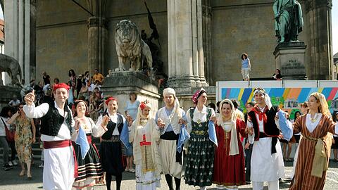 Folklore am Odeonsplatz: Auch in diesem Jahr feiern bayerische und griechische Trachtler.