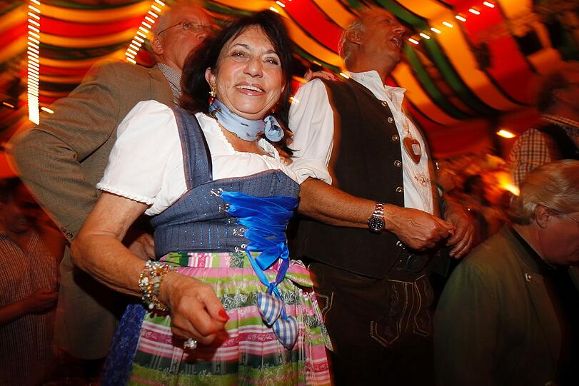 Tanzenderweise bereits im Hochpaterre anzutreffen ist Regine Sixt. Tags zuvor war sie noch in Kinder-Mission auf der Wiesn, beglückt sie VW und Focus mit ihrer Anwesenheit.