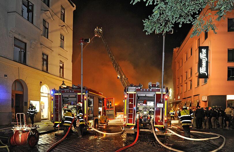 Feuer, Rauch, zerborstene Fenster - nach der Sprengung der Bombe hat die Feuerwehr viel zu tun: Umherfliegendes Stroh hatte Brände verursacht.