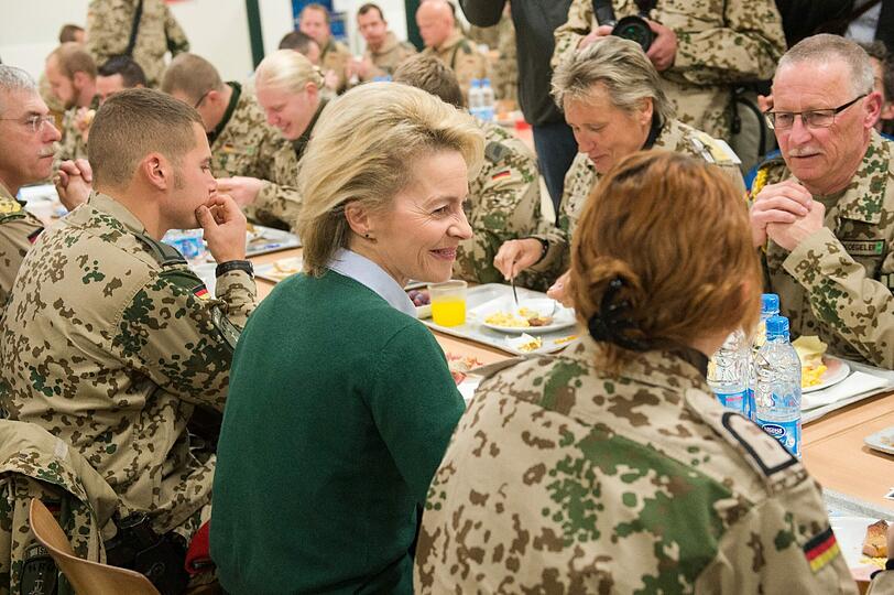 Verteidigungsministerin Ursula von der Leyen in Afghanistan. Die Bilder vom Blitzbesuch in Masar-i-Scharif.