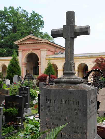Ein Kreuz auf einem Grabstein auf dem Kommunalfriedhof in Salzburg. Hier soll der Schauspieler und Gründer der Äthiopienhilfe "Menschen für Menschen", Karlheinz Böhm beigesetzt werden.