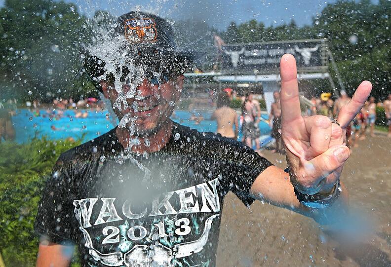 Brütende Hitze in Wacken. Die Metal-Fans strömen zu Tausenden ins örtliche Freibad.