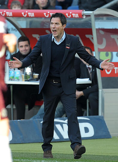 Marco Pezzaiuoli (45):

Der Europameister-Trainer der DFB-U17-Junioren von 2009 wurde gerade erst in Osaka/Japan entlassen. Hat eine hervorragende Vita im Umgang mit jungen Spielern. Gilt als Trainer mit Auge für Talente und Vorliebe fürs 4-3-3.