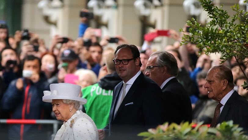 Die Queen begeistert bei ihrem Staatsbesuch in Berlin am Mittwoch die Massen. Die Bilder des Tages. Die Queen begeistert bei ihrem Staatsbesuch in Berlin am Mittwoch die Massen. Die Bilder des Tages.