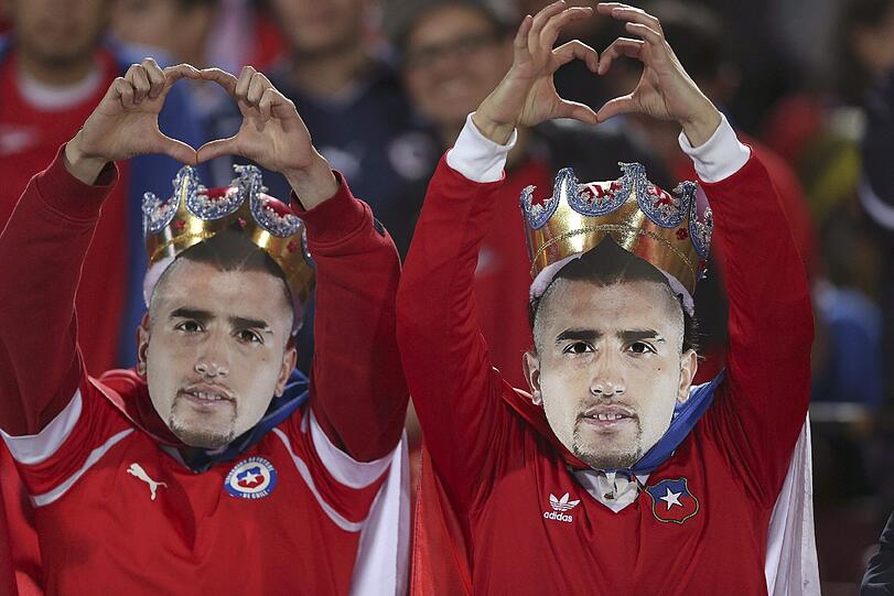 In seinem Land gilt Arturo Vidal als Legende: Auf der Tribüne tragen Fans Vidal-Masken.