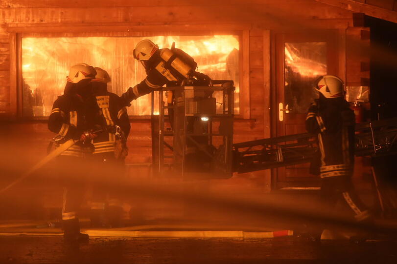 Die Halle, in der Holz und Maschinen gelagert waren, ist bei dem Feuer komplett zerstört worden.
