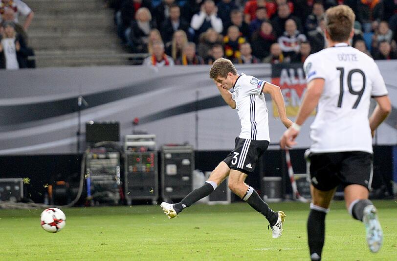 Das 1:0: Thomas Müller schließt einen schnellen Angriff über Mario Götze und Mesut Özil erfolgreich ab.