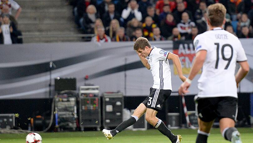 Das 1:0: Thomas Müller schließt einen schnellen Angriff über Mario Götze und Mesut Özil erfolgreich ab. Das 1:0: Thomas Müller schließt einen schnellen Angriff über Mario Götze und Mesut Özil erfolgreich ab.