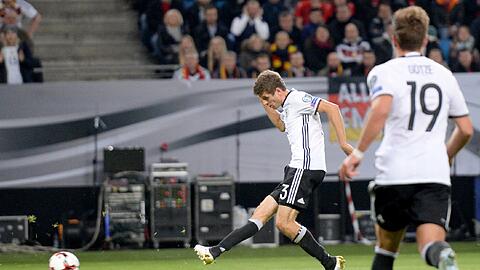 Das 1:0: Thomas Müller schließt einen schnellen Angriff über Mario Götze und Mesut Özil erfolgreich ab.