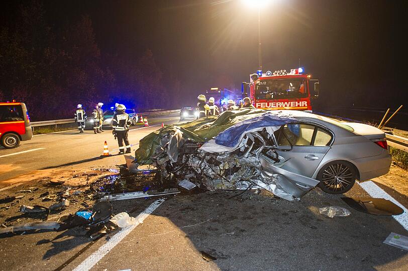 22-Jähriger verursacht Horror-Unfall: Bei einem Geisterfahrer-Unfall sind auf der A99 bei Ludwigsfeld zwei Menschen ums Leben gekommen. Die Bilder