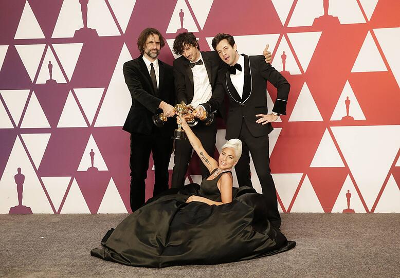 Top: Prost! Oscar-Gewinnerin Lady Gaga zeigt sich in einem schlicht-eleganten schwarzen Kleid von Alexander McQueen.