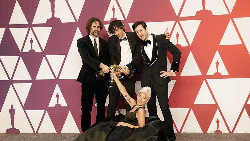 Top: Prost! Oscar-Gewinnerin Lady Gaga zeigt sich in einem schlicht-eleganten schwarzen Kleid von Alexander McQueen.