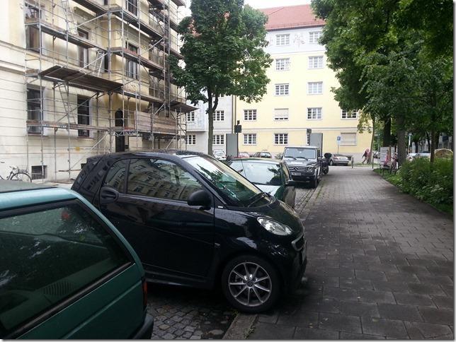 Praktisch, platzsparend - aber leider nicht erlaubt: Querparken in Schwabing.