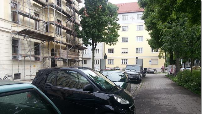 Praktisch, platzsparend - aber leider nicht erlaubt: Querparken in Schwabing. Praktisch, platzsparend - aber leider nicht erlaubt: Querparken in Schwabing.