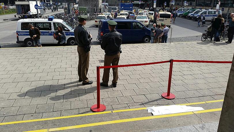 Ebola-Verdacht am Hauptbahnhof in München: Die Bilder vom Polizeieinsatz.