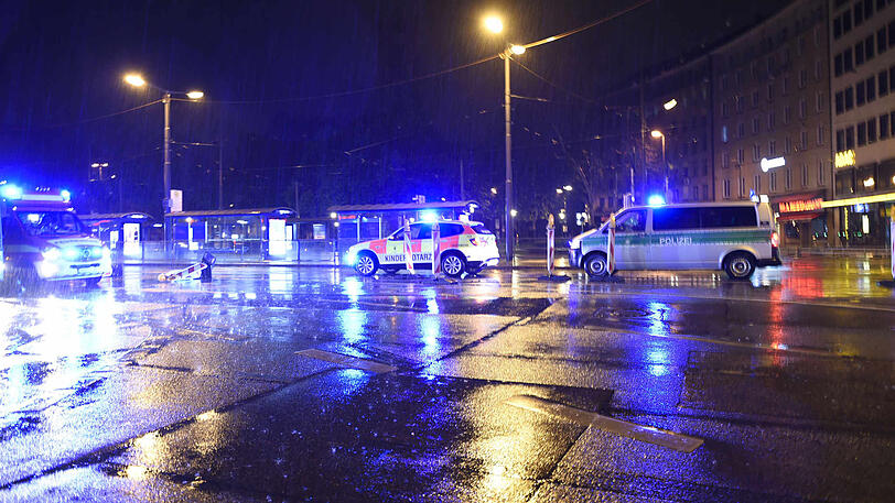 Mehrere Baken liegen auf der Straße. Hier hatte der Mann zuvor randaliert.
