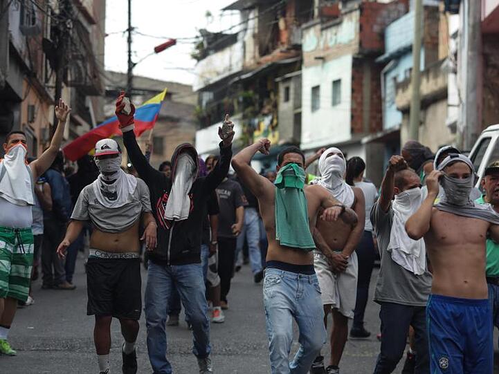 "Geht auf die Straße und protestiert, fordert eure Rechte ein. Hier sind wir, um für euch zu kämpfen, für Venezuela", sagte ein Nationalgardist in einem Video.