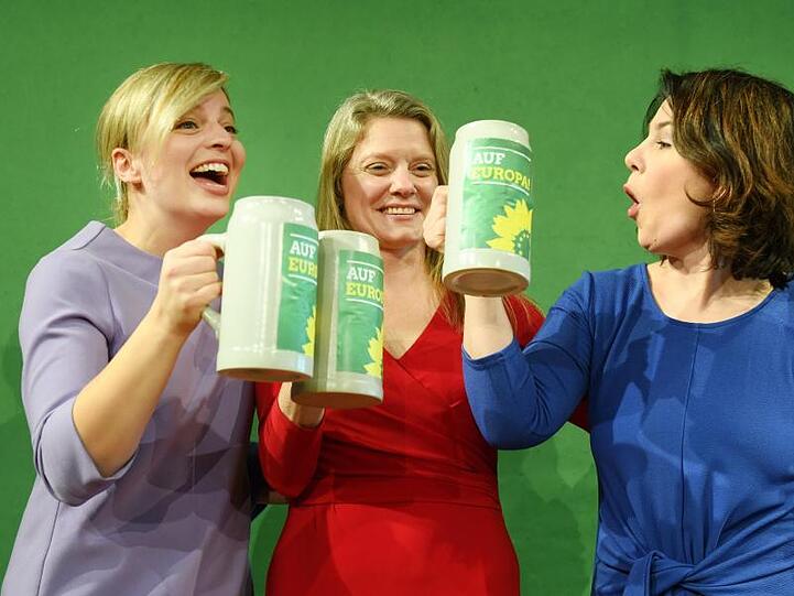 Hoch die Tassen bei den Grünen: Katharina Schulze, Fraktionschefin in Bayern, Henrike Hahn, bayerische Spitzenkandidatin zur Europawahl und die Bundesvorsitzende Annalena Baerbock, prosten sich zu.