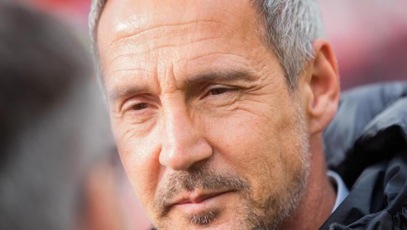 Das 1:6 in Leverkusen war ein "rabenschwarzer Tag" für Frankfurts Trainer Adi Hütter. Das 1:6 in Leverkusen war ein "rabenschwarzer Tag" für Frankfurts Trainer Adi Hütter.