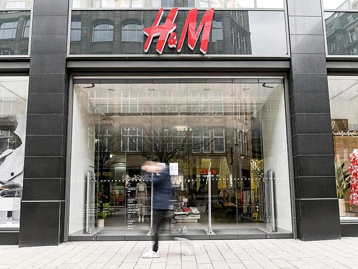 Die Modekette H&M hat ihre Läden wegen der Corona-Krise schließen müssen und verzeichnet nun einen massiven Einbruch der Erlöse.