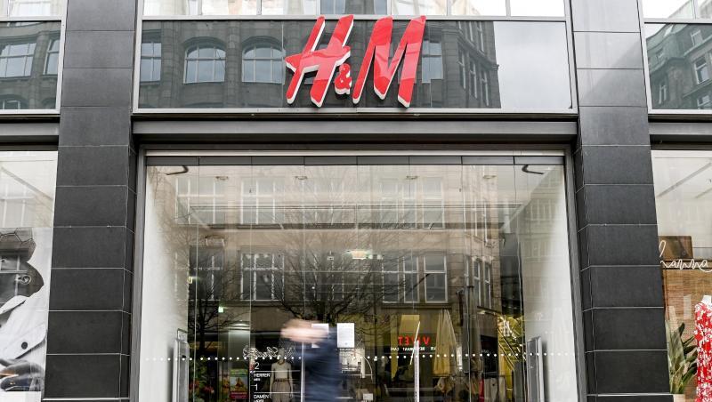 Die Modekette H&M hat ihre Läden wegen der Corona-Krise schließen müssen und verzeichnet nun einen massiven Einbruch der Erlöse. Die Modekette H&M hat ihre Läden wegen der Corona-Krise schließen müssen und verzeichnet nun einen massiven Einbruch der Erlöse.