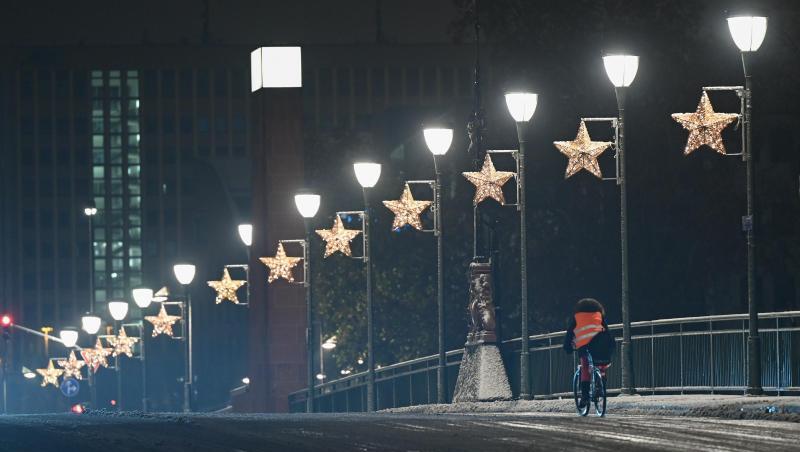 Ein Radfahrer ist nach einem Wintereinbruch in der Nacht auf der Alten Brücke in Frankfurt unterwegs.
