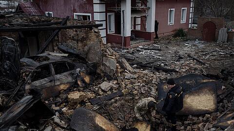 Bild der Zerstörung: Ein Feuerwehrmann und ein Soldat inspizieren ein beschädigtes Haus nach einem Drohnenangriff im Dorf Stari Bezradychi in der Region Kiew.