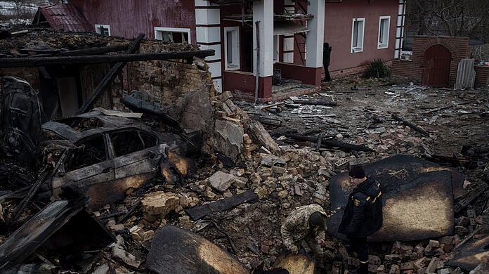 Bild der Zerstörung: Ein Feuerwehrmann und ein Soldat inspizieren ein beschädigtes Haus nach einem Drohnenangriff im Dorf Stari Bezradychi in der Region Kiew.