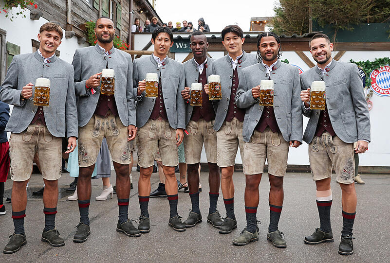 Die Bayern feiern beim traditionellen Oktoberfest-Besuch in der Käfer-Schänke.