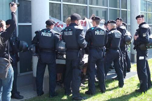 Polizisten drängen die Gegendomonstranten ab.