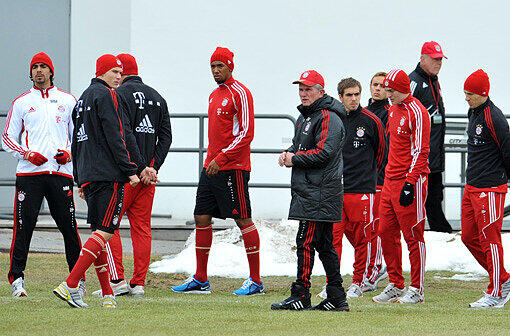 Hängende Köpfe rund um Trainer Jupp Heynckes: Badstuber, Boateng, Lahm, Rafinha, Kroos und Robben (v. l.).