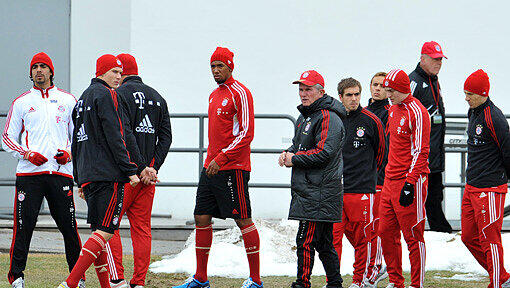 Hängende Köpfe rund um Trainer Jupp Heynckes: Badstuber, Boateng, Lahm, Rafinha, Kroos und Robben (v. l.). Hängende Köpfe rund um Trainer Jupp Heynckes: Badstuber, Boateng, Lahm, Rafinha, Kroos und Robben (v. l.).