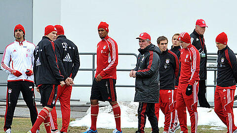 Hängende Köpfe rund um Trainer Jupp Heynckes: Badstuber, Boateng, Lahm, Rafinha, Kroos und Robben (v. l.).