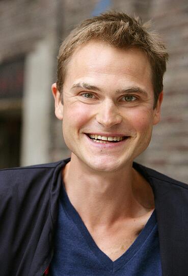 Als nerviger Assistent hatte Fabian Hinrichs im Münchner &bdquo;Tatort &ndash; der tiefe Schlaf&ldquo; 2012 einen legendären Auftritt. Er wurde schon zur Hälfte des Films erschossen und trotz Protesten der Fangemeinde nicht wiederbelebt. Nun wird er &ndash; als gebürtiger Hamburger! &ndash; Kommissar im Franken-&bdquo;Tatort&ldquo;. Mit ihm ermittelt der Berliner Theaterstar Dagmar Manzel &ndash; auch nicht gerade fränkisch. Und damit doch wenigstens ein bisschen Mundart einfließt, soll Frank-Markus Barwasser die Spuren sichern.