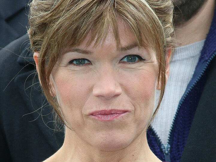 Anke Engelke ist stolze Preisträgerin in der Kategorie "Beste Fernseh-Unterhaltung"