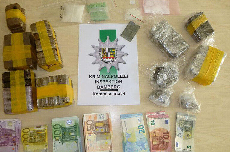 Drogen und Bargeld stellte die Polizei bei der Durchsuchung der Wohnung des Rentners sicher.