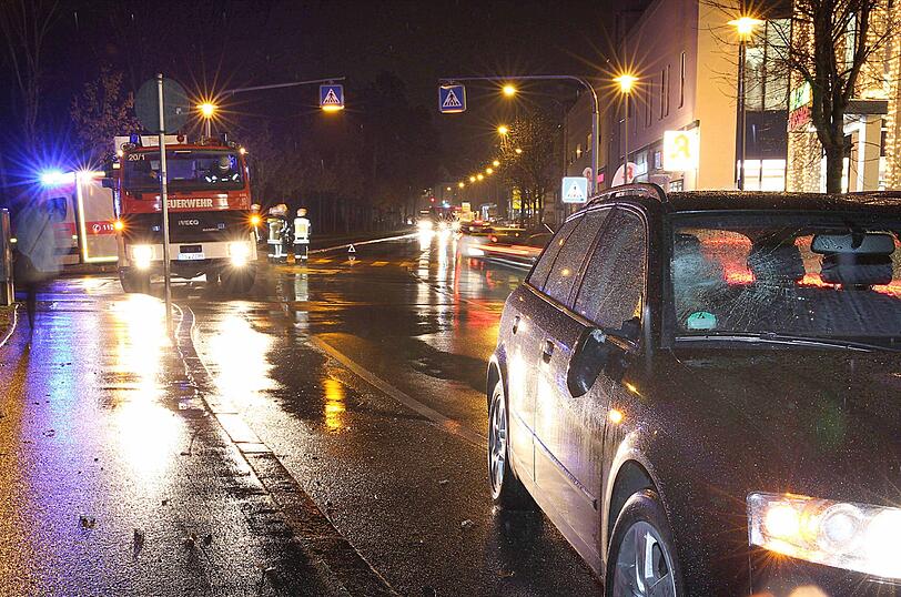 Die Bilder vom Unfall aus Traunreut, bei dem eine Passantin schwer verletzt wird.