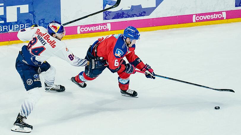 Münchens Trevor Parkes (links) und Mannheims Joonas Lehtivuori im Duell um den Puck.