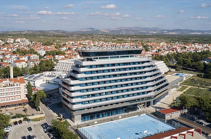 Majestätisch erhebt sich das Hotel Olympia Sky an der Küste von Vodice. Der Infinity-Pool im neunten Stock bot uns das perfekte Setting für das Bikini-Shooting.