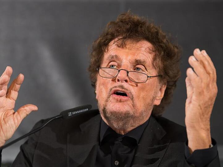 Dieter Wedel spricht bei einer Veranstaltung. Foto: Swen Pförtner/dpa/Archiv