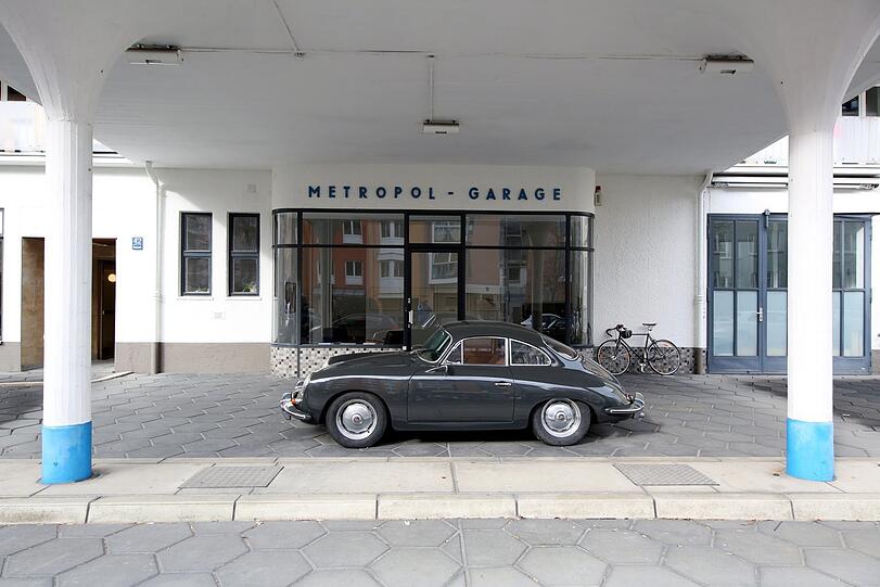 Diese alte 50er-Jahre-Tanke (mit Uralt-Porsche) hat überlebt.