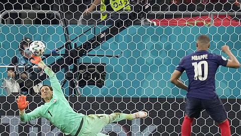 Frankreichs Kylian Mbappé verschoss gegen die Schweiz den entscheidenden Elfmeter.