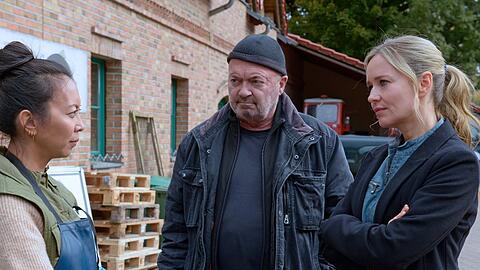 "Ein starkes Team: Schulzeit": Anh Hübner (Minh-Khai Phan-Thi, l.) beantwortet die Fragen der Kommissare Otto Garber (Florian Martens) und Linett Wachow (Stefanie Stappenbeck).