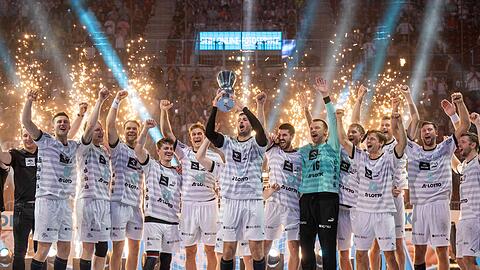 Kiels Domagoj Duvnjak (m) feiert mit seinen Teamkollegen den Supercup-Sieg.