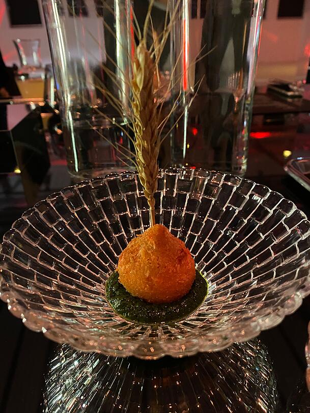 Coxinhas, eine kleine Portion Soulfood auf Fine-Dining- Niveau. Coxinhas, eine kleine Portion Soulfood auf Fine-Dining- Niveau.