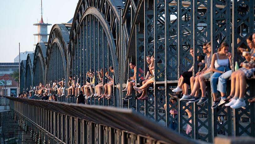 Die Stahlkonstruktion der Hackerbrücke ist auch ein beliebter Aussichtspunkt für junge Menschen in München. (Archivbild)