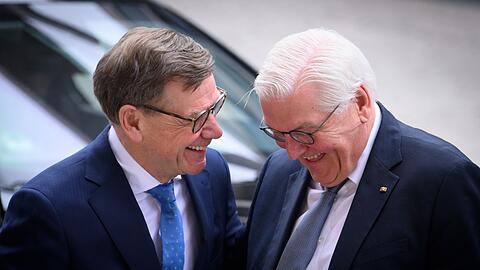 Au&szlig;enminister Johann Wadephul (l., CDU) und Bundespr&auml;sident Frank-Walter Steinmeier verstehen sich beim Festakt zur Wiedergr&uuml;ndung des Ausw&auml;rtigen Amts nach dem Zweiten Weltkrieg vor 75 Jahren offensichtlich bestens.