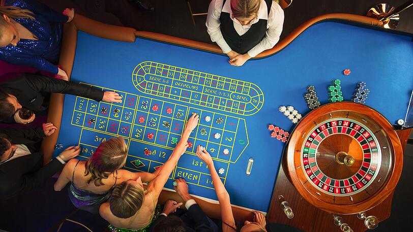 Lassen Sie den Alltag hinter sich und tauchen Sie in die schillernde Parallelwelt der Spielcasinos ein! Ob am Strip von Las Vegas, im Nachbarland Tschechien oder in Monaco - what happens here, stays here! Genießen Sie einen Abend voller Glamour, Genuss und Spieltrieb, während Sie in schicken Klamotten und mit einem kühlen Drink in der Hand Roulette, Blackjack und Co. spielen. Lassen Sie den Alltag hinter sich und tauchen Sie in die schillernde Parallelwelt der Spielcasinos ein! Ob am Strip von Las Vegas, im Nachbarland Tschechien oder in Monaco - what happens here, stays here! Genießen Sie einen Abend voller Glamour, Genuss und Spieltrieb, während Sie in schicken Klamotten und mit einem kühlen Drink in der Hand Roulette, Blackjack und Co. spielen.