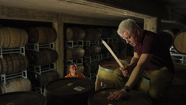 Michael Mittermeier mit dem Whisky-Heber am Fass. Michael Mittermeier mit dem Whisky-Heber am Fass.